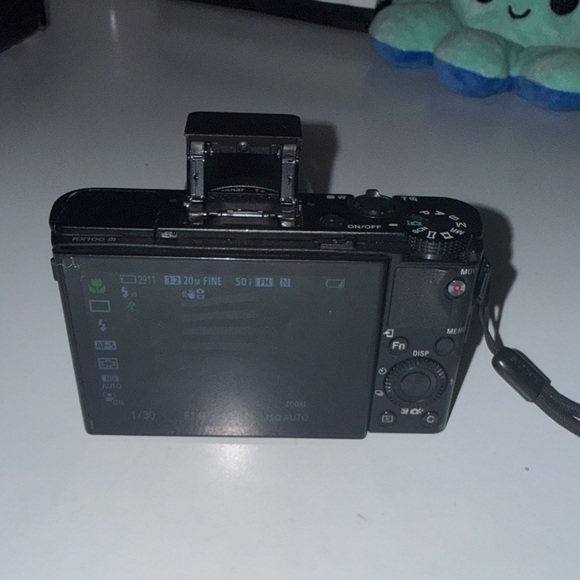 Sony RX100 iii Compact Digital Camera - Picture 3 of 6